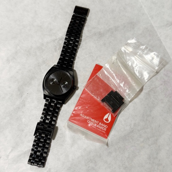 NIXON THE TIME TELLER DELUXE ALL BLACK MINIMALIST WRIST WATCH tells day & date - Picture 1 of 8